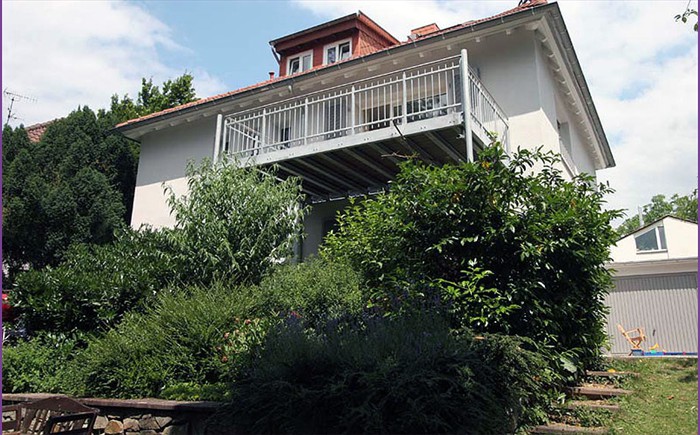 Anbaubalkon auf Stützen