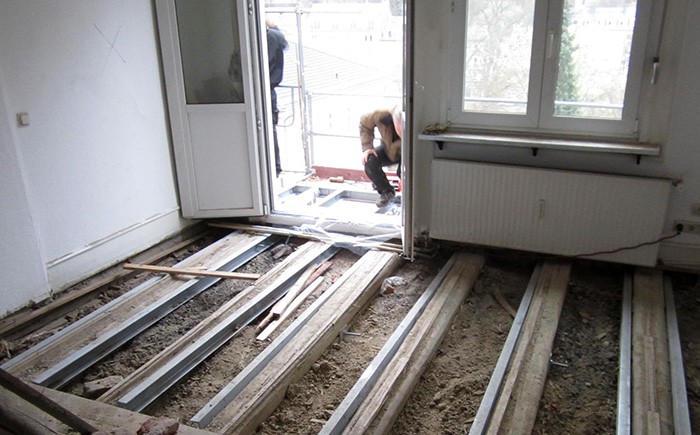 ...mit sicherer Rückverankerung in die Balkendecke