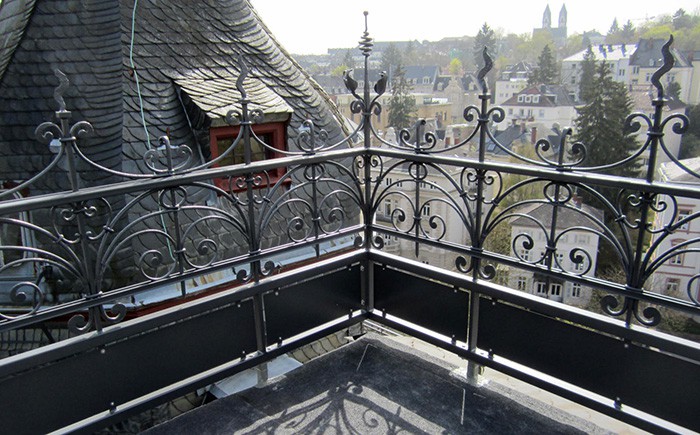 Historisches Geländer auf Dachterrasse