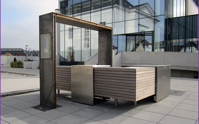 Skulptur am Kirchenvorplatz mit Küchenequipment