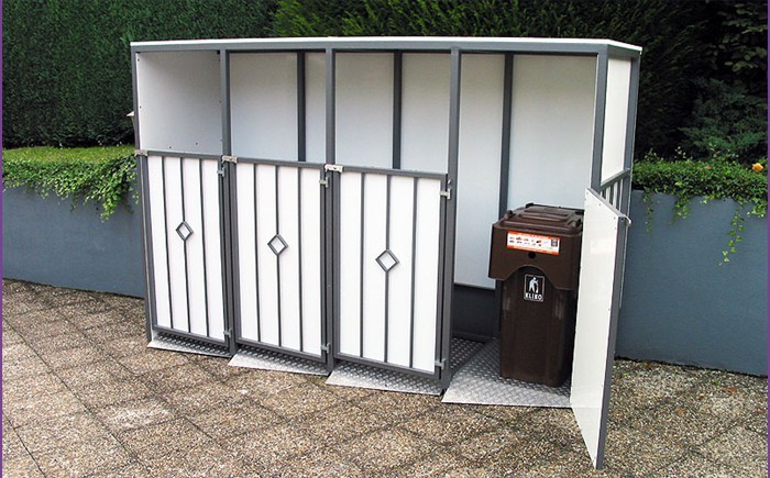 Müllbox in Funktion an Hofschräge