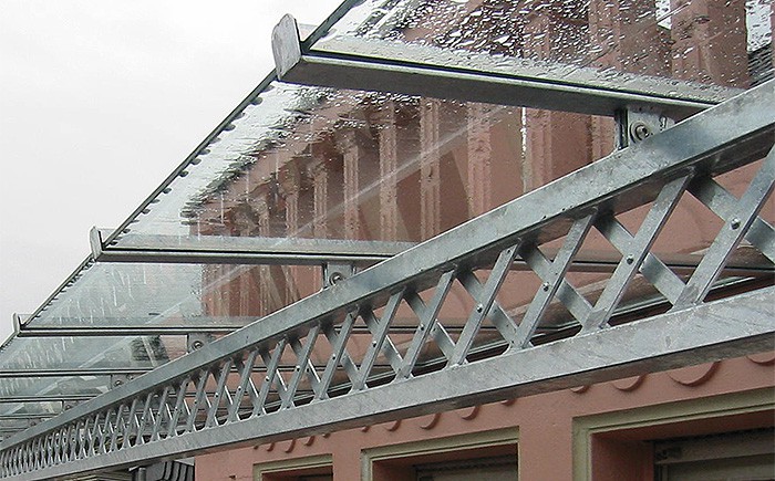 Lichte Glasüberdachung bei Regen